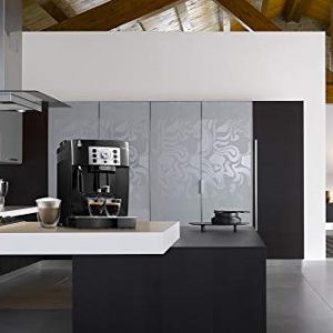 Delonghi super-automatic espresso coffee machine with an adjustable grinder, manual cappuccino maker, for brewing espresso, cappuccino, latte. ECAM22110B MagnificaS